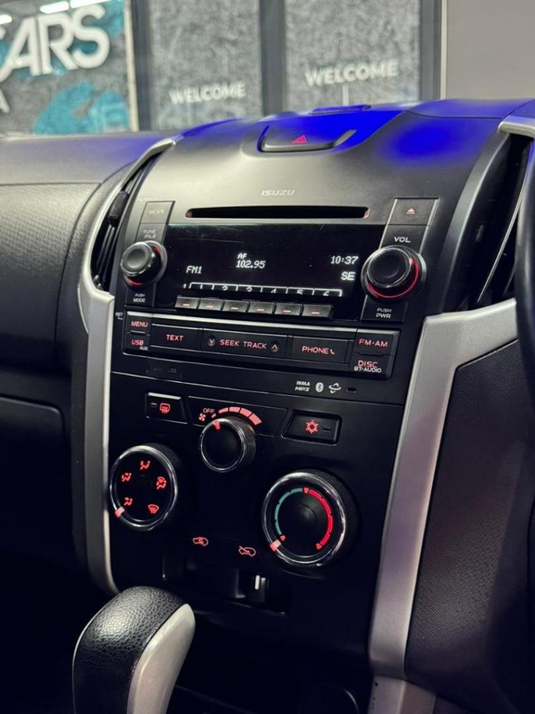 2015 Isuzu 300D-Teq Extended Cab LX Auto