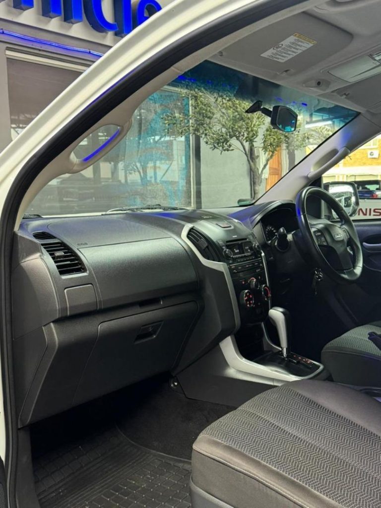 2015 Isuzu 300D-Teq Extended Cab LX Auto