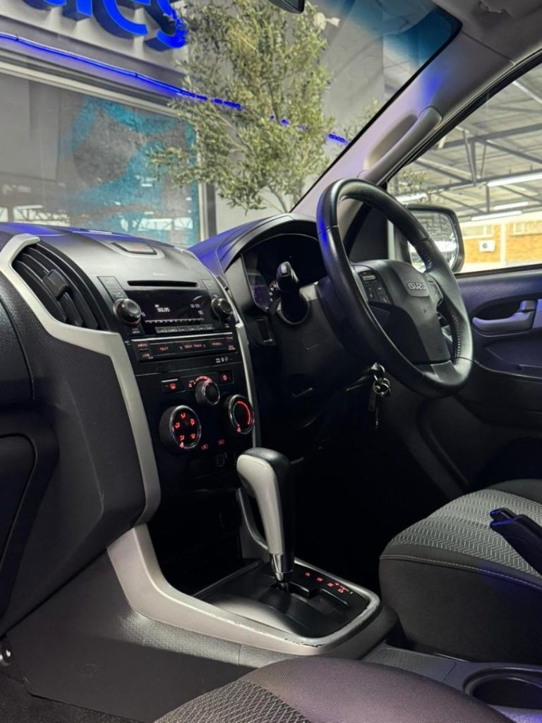 2015 Isuzu 300D-Teq Extended Cab LX Auto