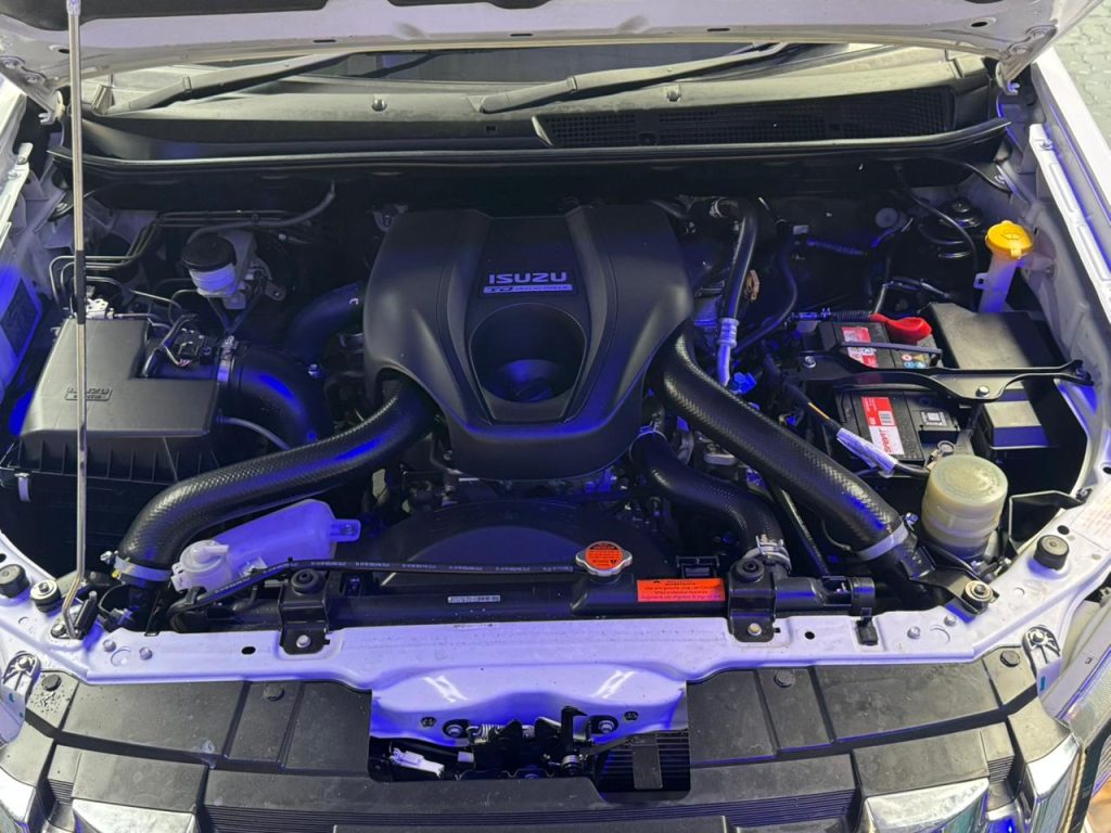 2015 Isuzu 300D-Teq Extended Cab LX Auto